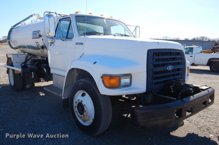 image for item DN1330 1995 Ford F700  water truck