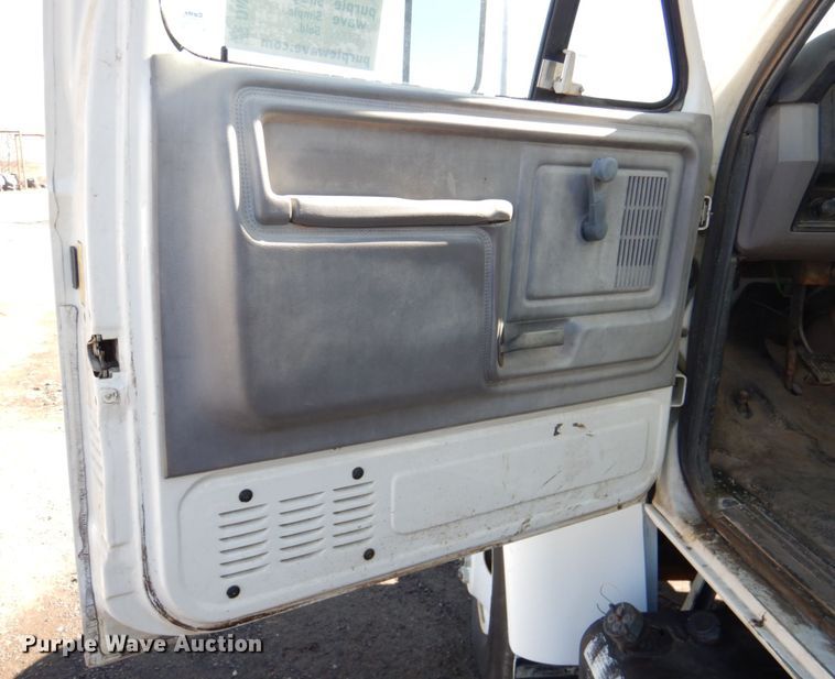 image for item DN1330 1995 Ford F700  water truck