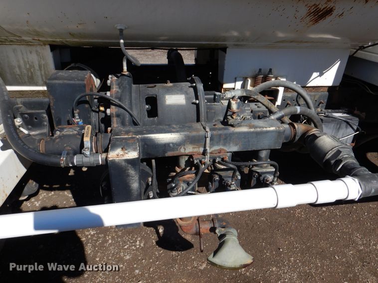 image for item DN1330 1995 Ford F700  water truck