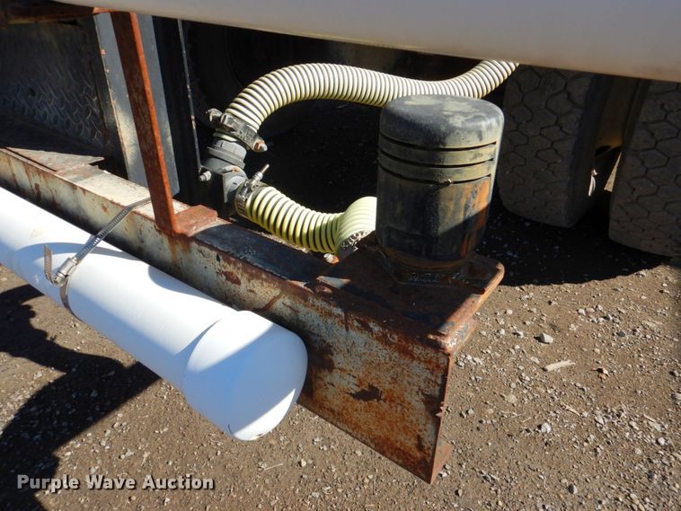 image for item DN1330 1995 Ford F700  water truck