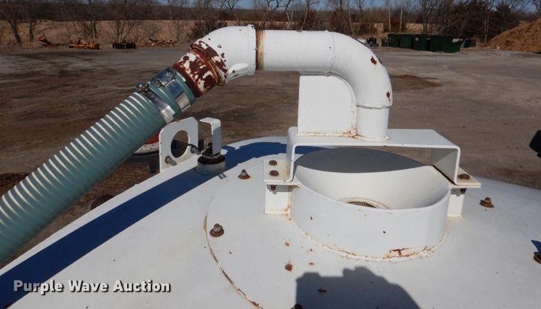 image for item DN1330 1995 Ford F700  water truck