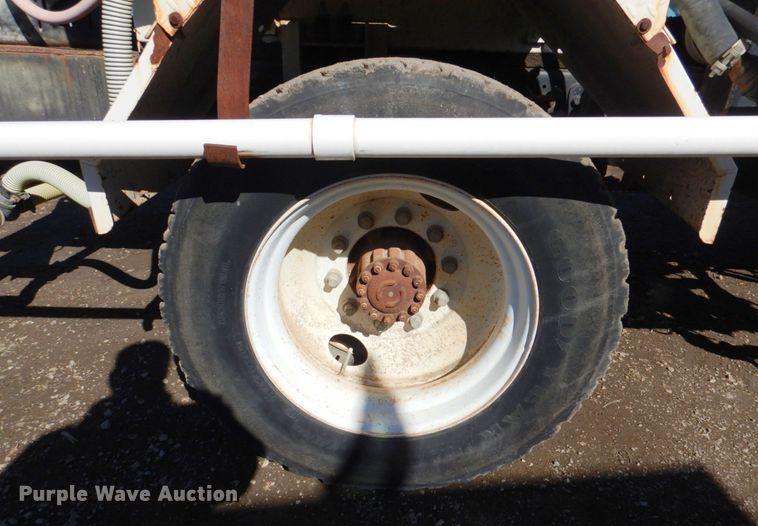 image for item DN1330 1995 Ford F700  water truck