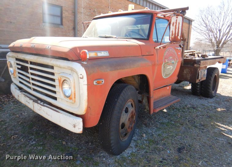 image for item DN1347 1971 Ford F600  flatbed truck