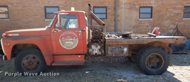 image for item DN1347 1971 Ford F600  flatbed truck