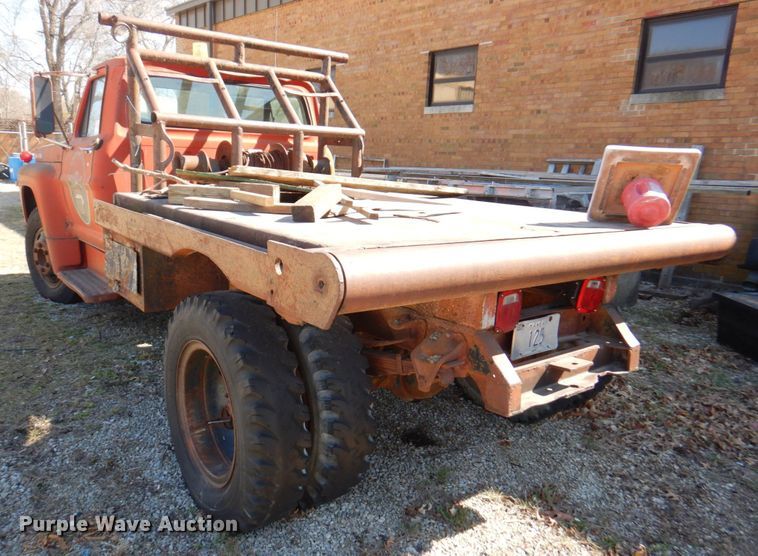 image for item DN1347 1971 Ford F600  flatbed truck