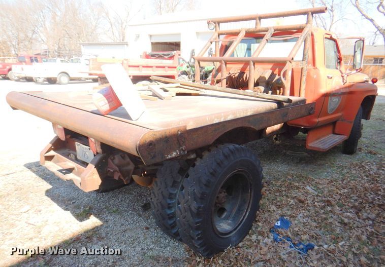 image for item DN1347 1971 Ford F600  flatbed truck