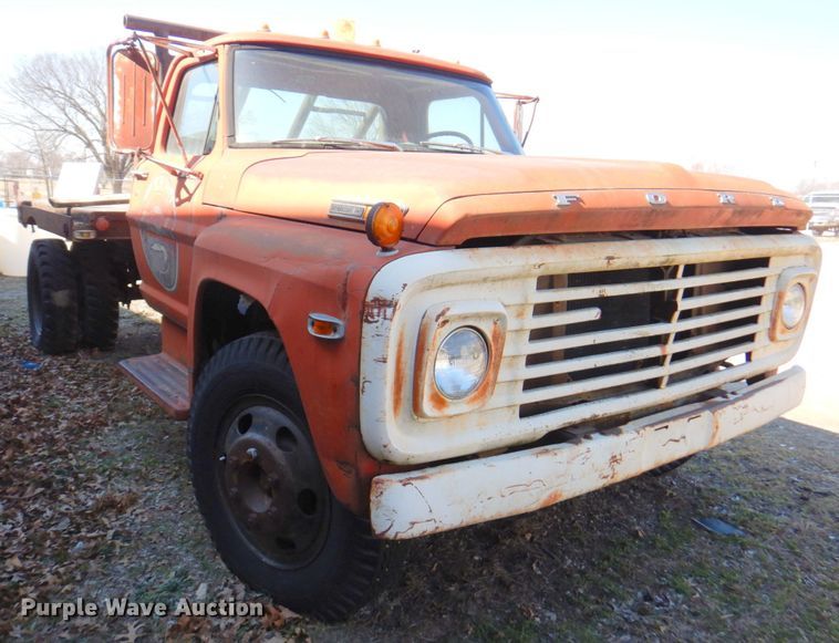 image for item DN1347 1971 Ford F600  flatbed truck