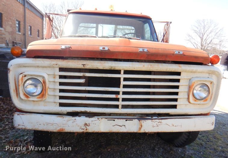 image for item DN1347 1971 Ford F600  flatbed truck