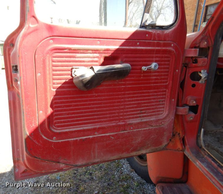 image for item DN1347 1971 Ford F600  flatbed truck