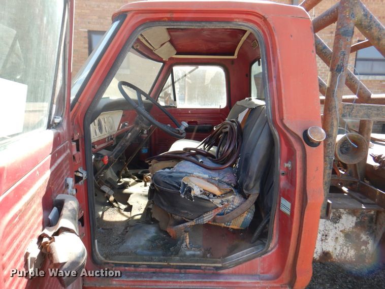 image for item DN1347 1971 Ford F600  flatbed truck