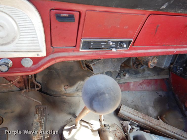 image for item DN1347 1971 Ford F600  flatbed truck