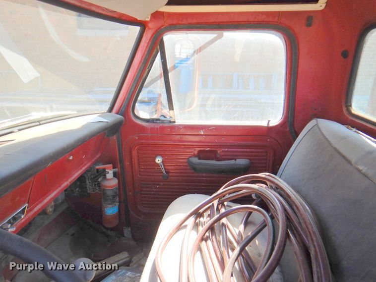 image for item DN1347 1971 Ford F600  flatbed truck