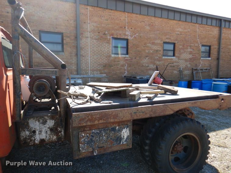 image for item DN1347 1971 Ford F600  flatbed truck