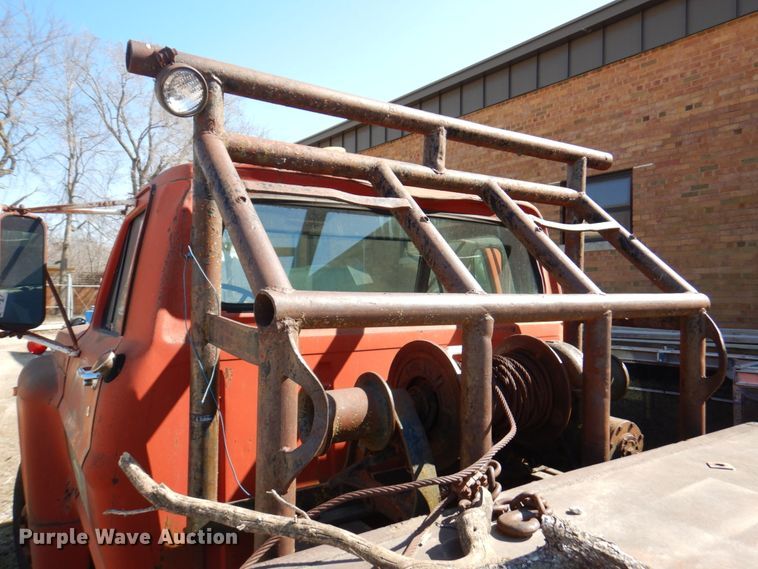 image for item DN1347 1971 Ford F600  flatbed truck