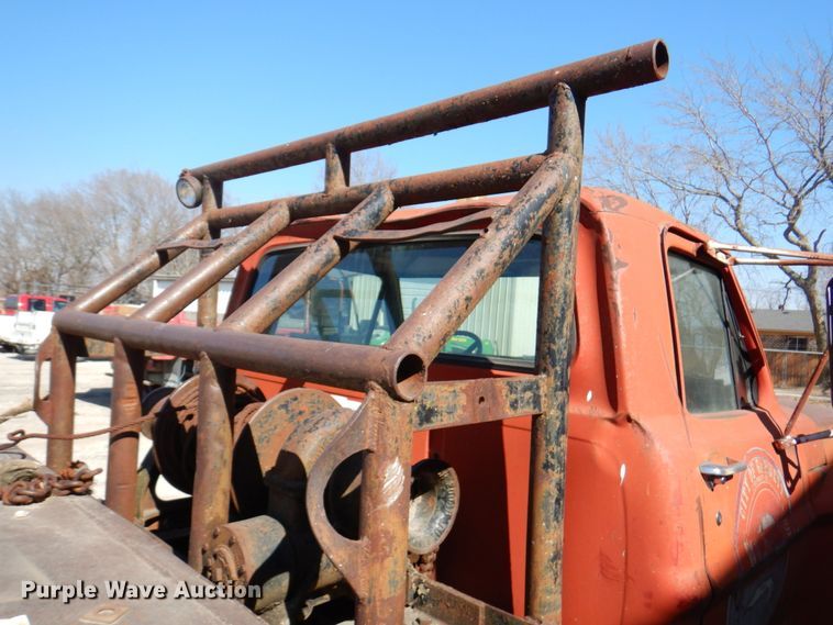 image for item DN1347 1971 Ford F600  flatbed truck