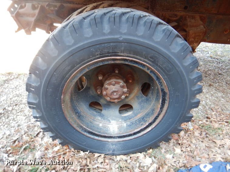 image for item DN1347 1971 Ford F600  flatbed truck