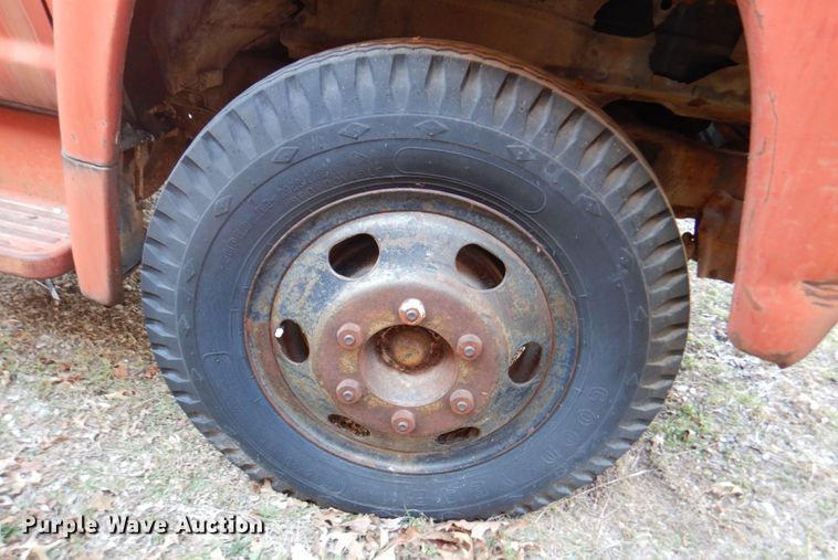 image for item DN1347 1971 Ford F600  flatbed truck