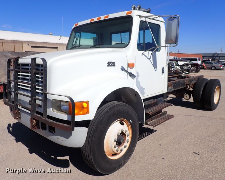 image for item DS7013 1996 International 4700  truck cab and chassis