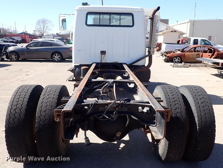 image for item DS7013 1996 International 4700  truck cab and chassis