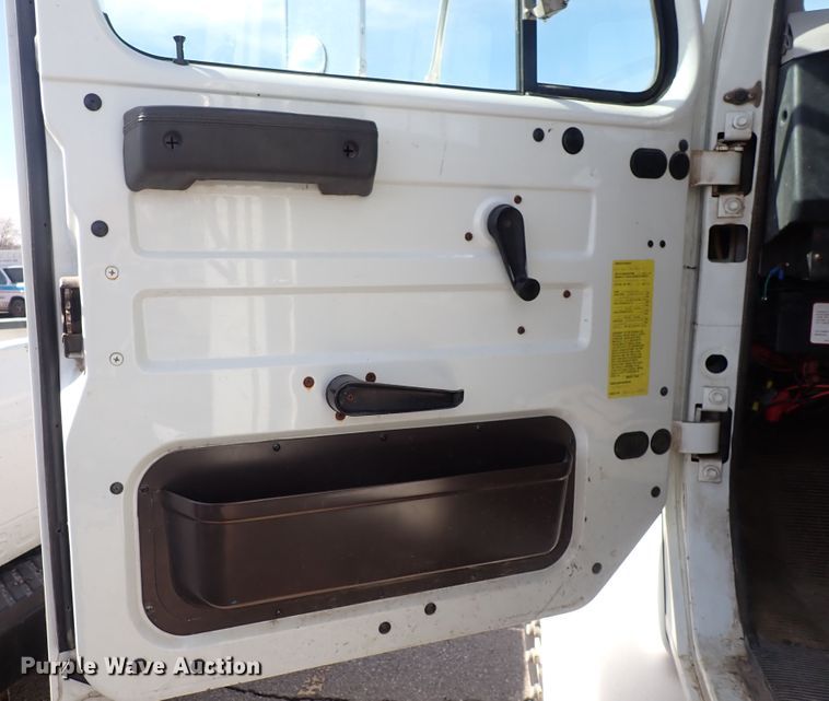 image for item DS7013 1996 International 4700  truck cab and chassis