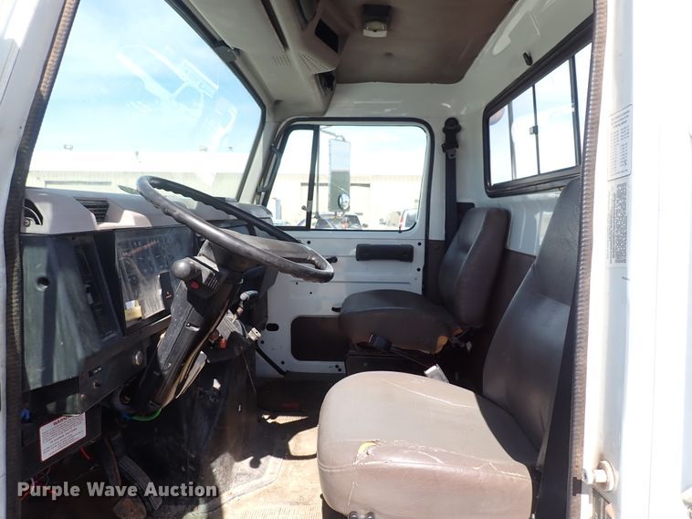 image for item DS7013 1996 International 4700  truck cab and chassis