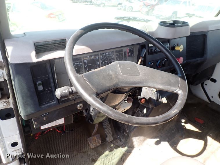 image for item DS7013 1996 International 4700  truck cab and chassis