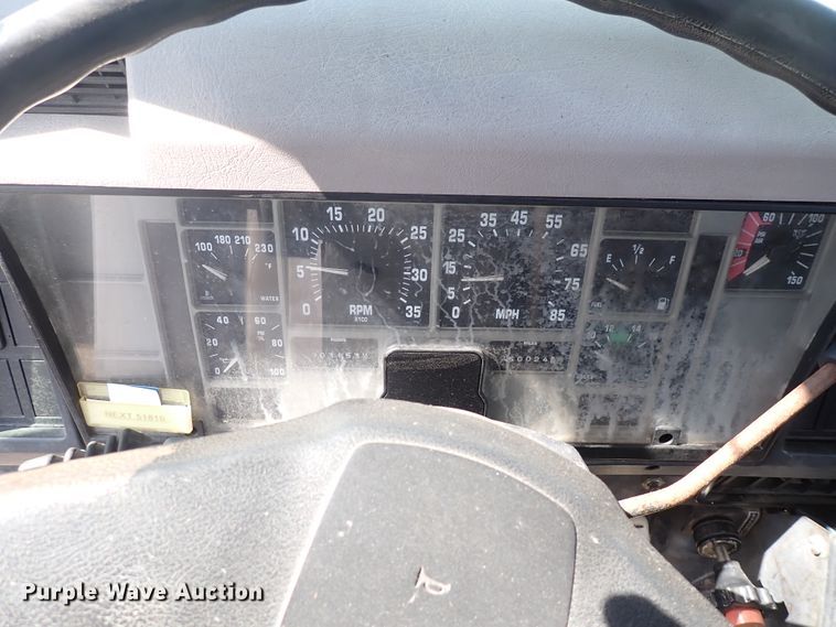 image for item DS7013 1996 International 4700  truck cab and chassis