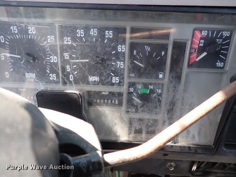 image for item DS7013 1996 International 4700  truck cab and chassis