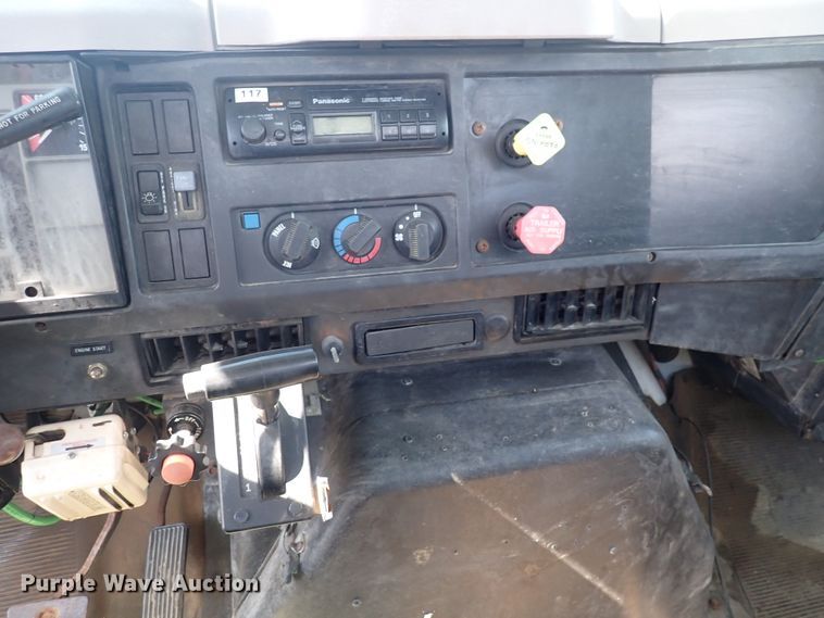 image for item DS7013 1996 International 4700  truck cab and chassis