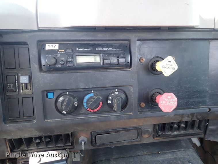 image for item DS7013 1996 International 4700  truck cab and chassis