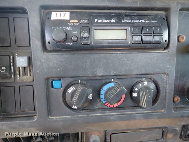 image for item DS7013 1996 International 4700  truck cab and chassis