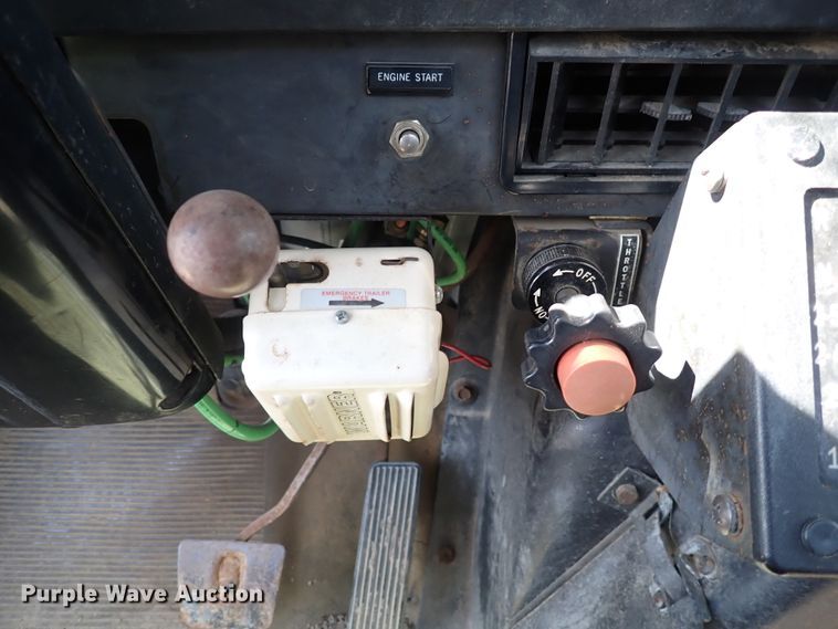 image for item DS7013 1996 International 4700  truck cab and chassis