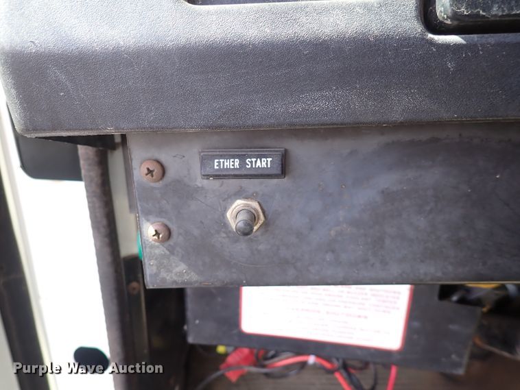 image for item DS7013 1996 International 4700  truck cab and chassis