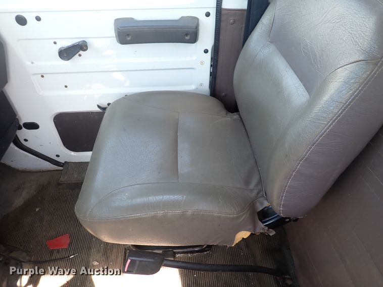 image for item DS7013 1996 International 4700  truck cab and chassis