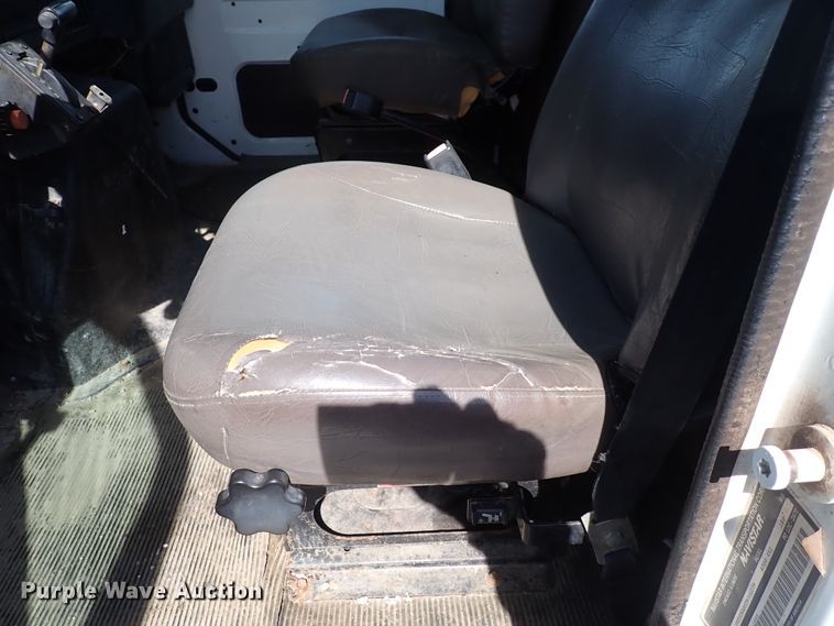 image for item DS7013 1996 International 4700  truck cab and chassis