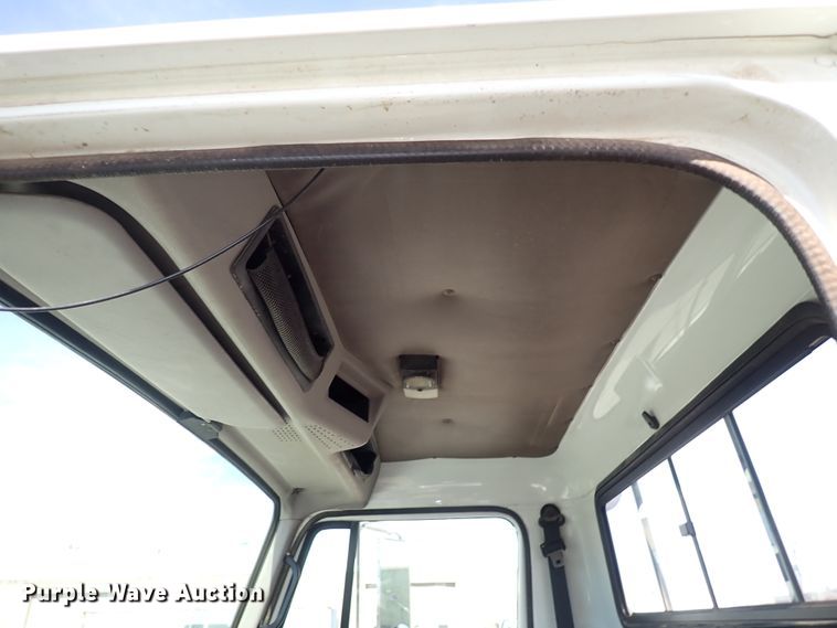 image for item DS7013 1996 International 4700  truck cab and chassis