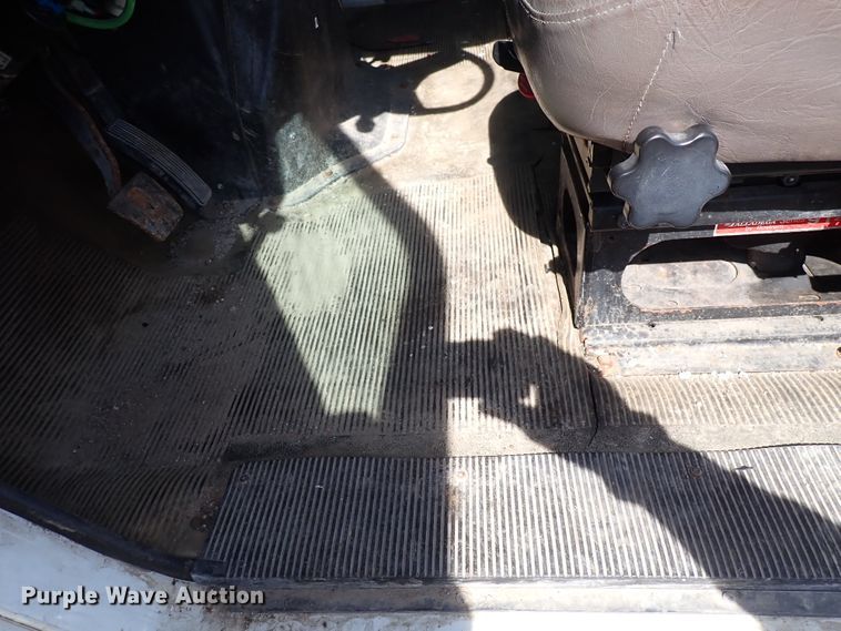 image for item DS7013 1996 International 4700  truck cab and chassis