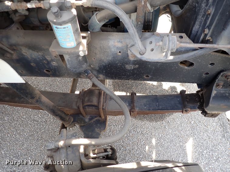 image for item DS7013 1996 International 4700  truck cab and chassis