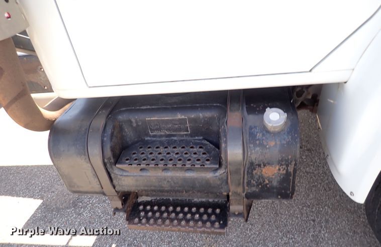 image for item DS7013 1996 International 4700  truck cab and chassis