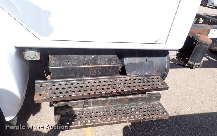 image for item DS7013 1996 International 4700  truck cab and chassis