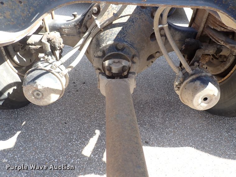 image for item DS7013 1996 International 4700  truck cab and chassis