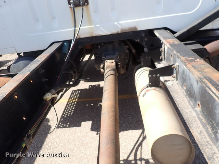 image for item DS7013 1996 International 4700  truck cab and chassis