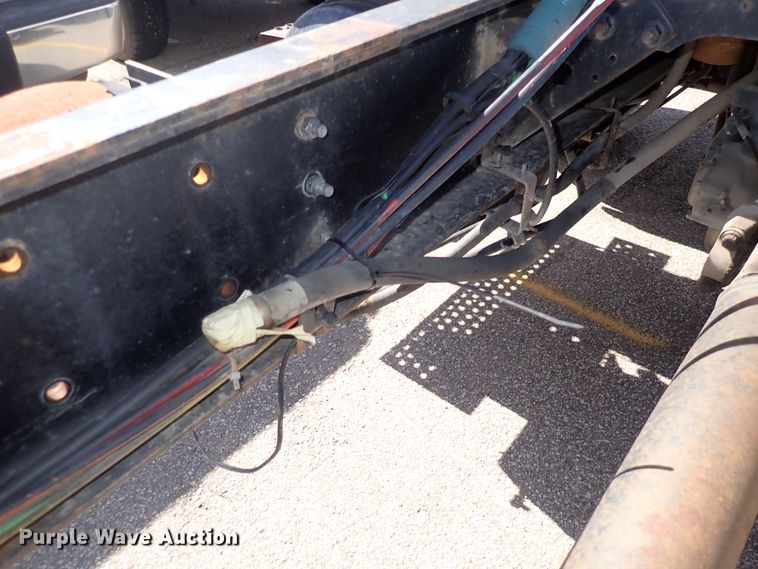 image for item DS7013 1996 International 4700  truck cab and chassis