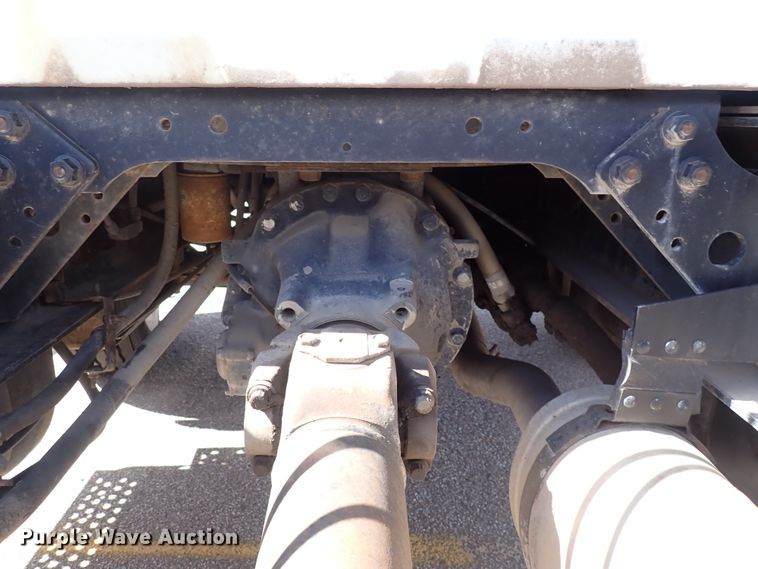 image for item DS7013 1996 International 4700  truck cab and chassis