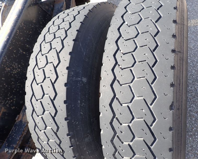 image for item DS7013 1996 International 4700  truck cab and chassis