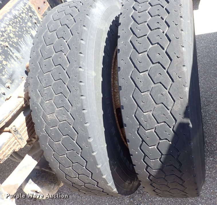 image for item DS7013 1996 International 4700  truck cab and chassis