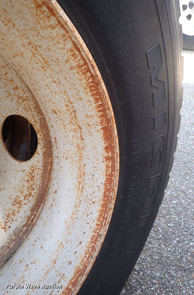 image for item DS7013 1996 International 4700  truck cab and chassis