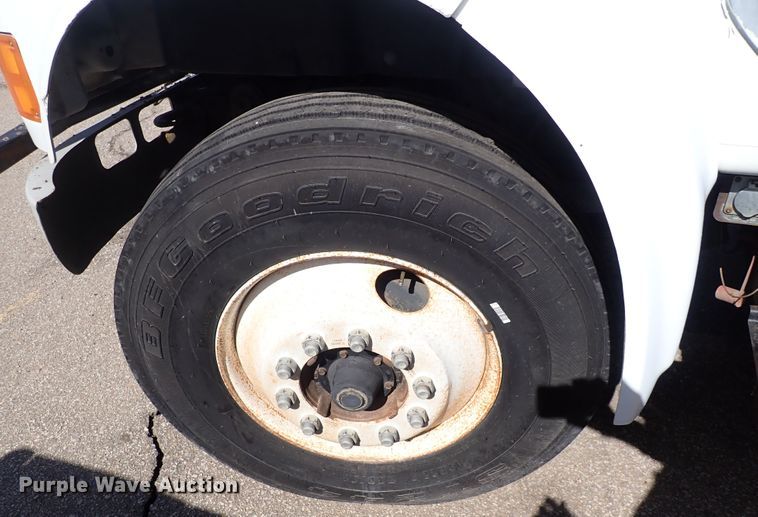 image for item DS7013 1996 International 4700  truck cab and chassis