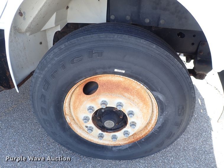 image for item DS7013 1996 International 4700  truck cab and chassis