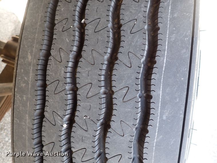 image for item DS7013 1996 International 4700  truck cab and chassis